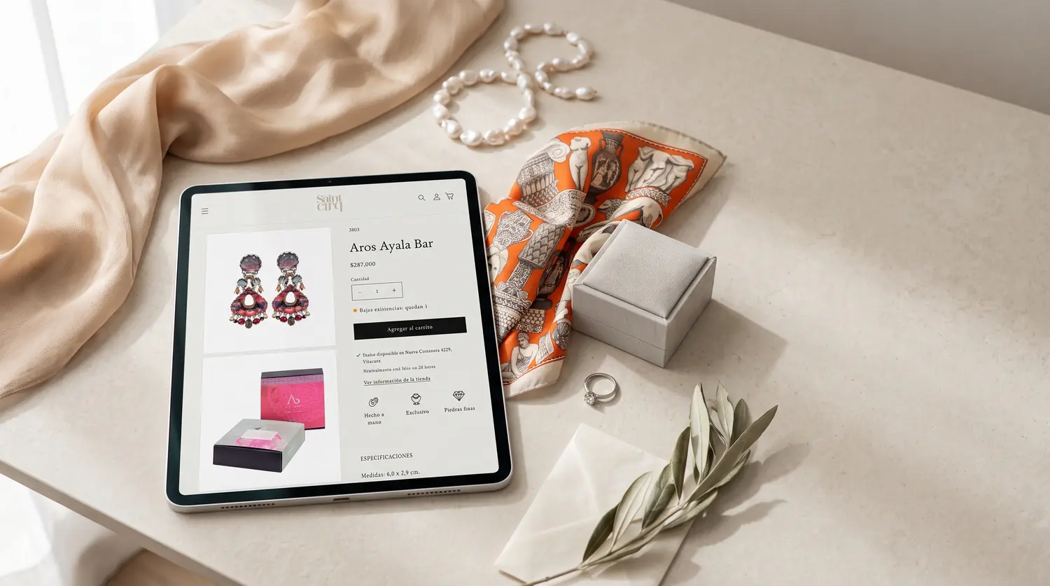 Ficha de producto de Saint Cirq en una tablet, con precio, stock disponible, retiro en tienda y atributos del producto