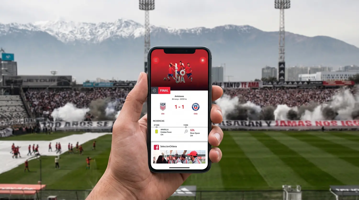 La app de La Roja en un celular, con un estadio lleno de fondo
