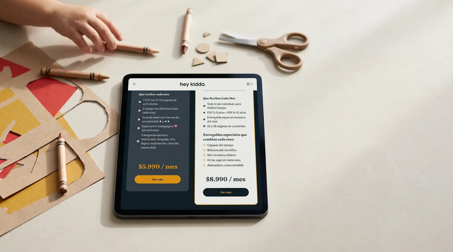 La comparación de los dos planes de suscripción de HeyKiddo en una tablet