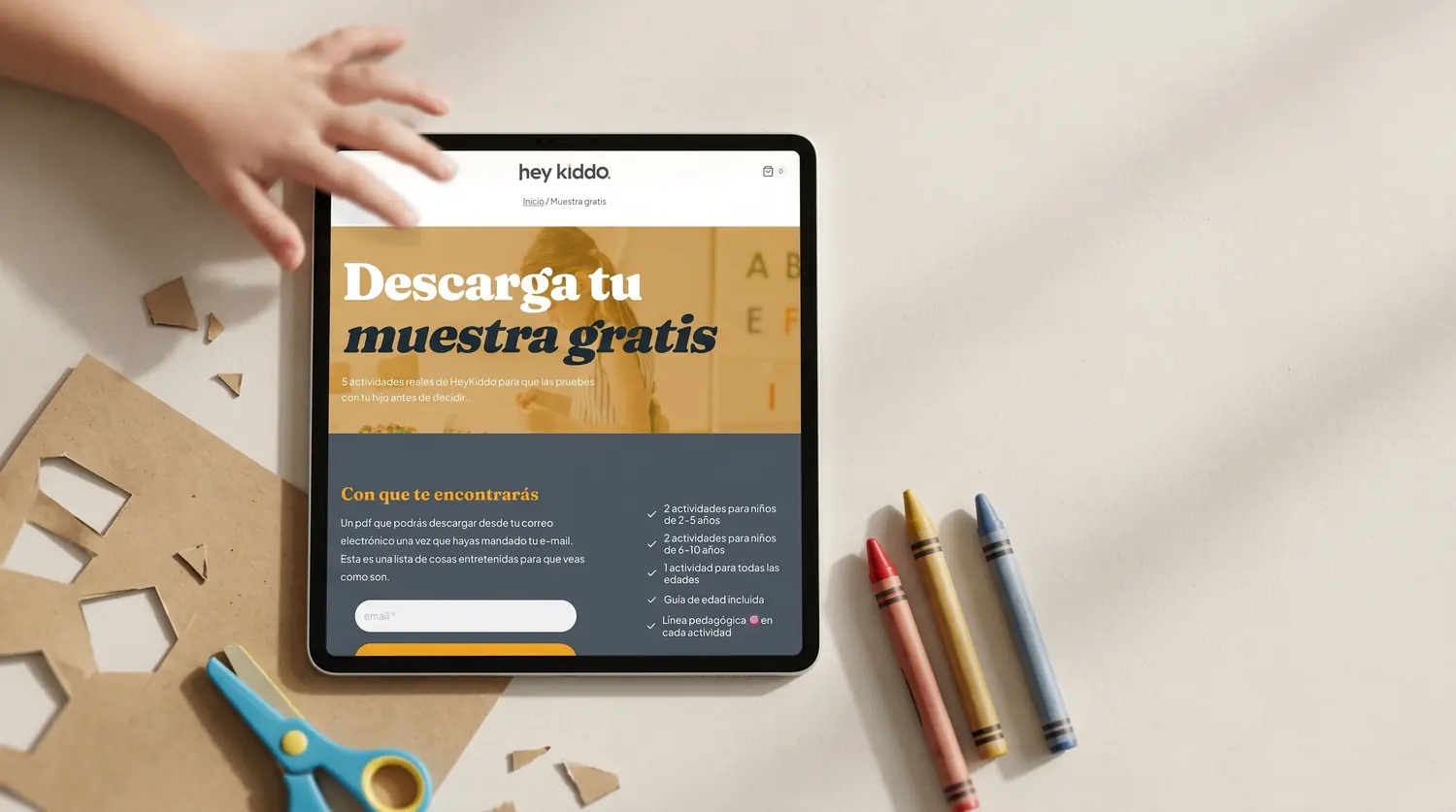 La página de muestra gratis de HeyKiddo en una tablet, con el formulario de correo