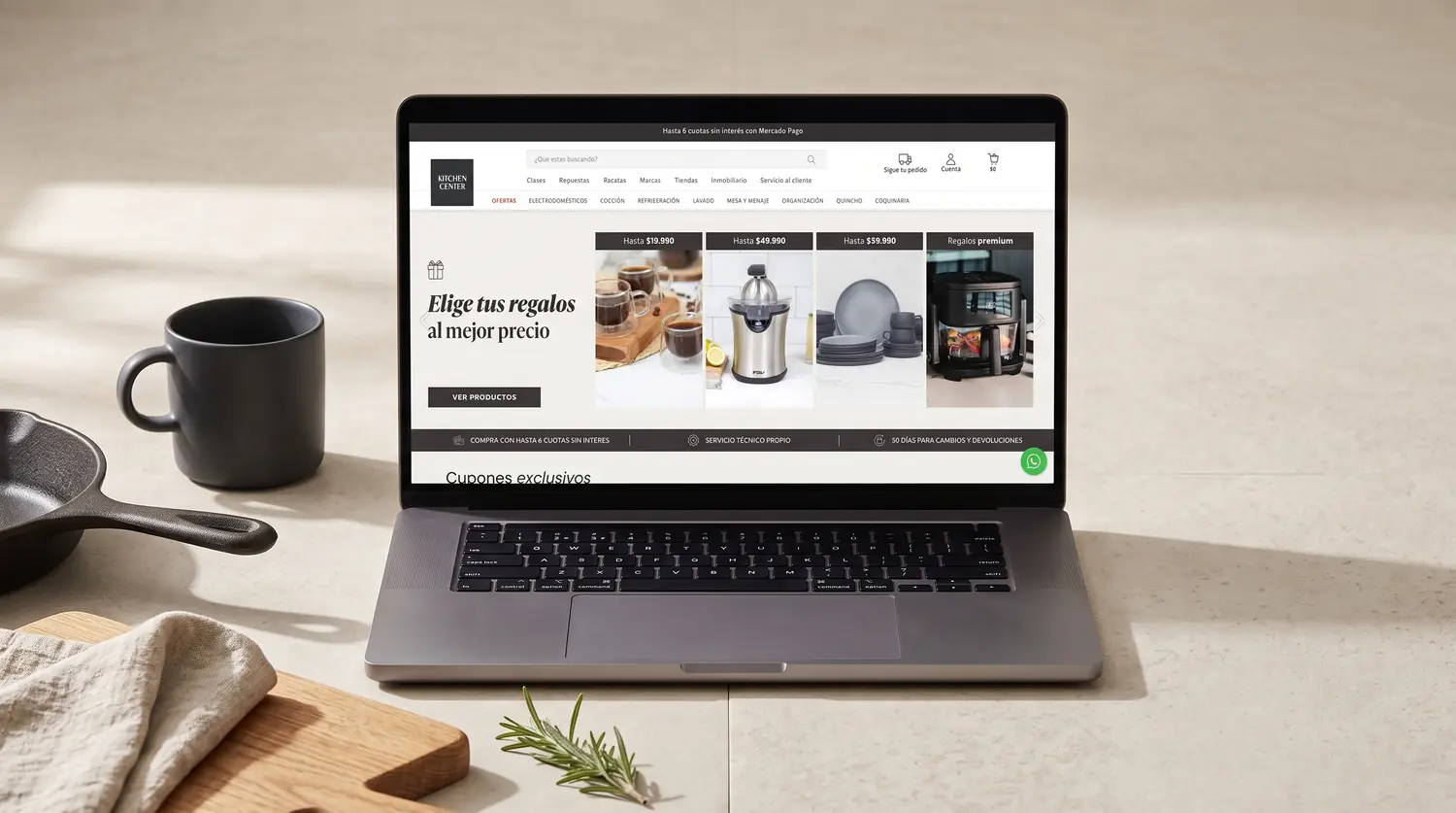 La tienda de Kitchen Center abierta en un notebook, sobre un mesón de cocina