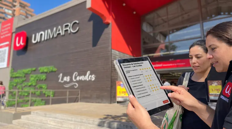 Trabajo de campo frente a un local de Unimarc